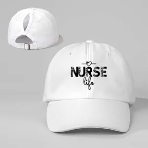 Weisse Pferdeschwanz-Baseballkappe mit NURSE life Print, verstellbarer Schnalle hinten.