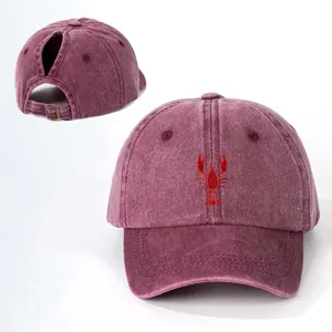 Nahaufnahme der vintage gewaschenen kastanienbraunen Baseballkappe mit roter Stickerei.