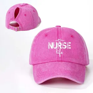 Detailansicht der rosa gewaschenen Baumwoll-Pferdeschwanz-Baseballkappe mit Aufdruck.