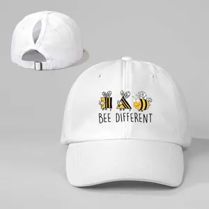 Nahaufnahme der weißen Ponytail Baseballkappe mit niedlichen Bienen Grafiken und Text.