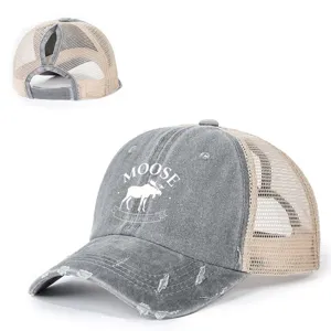 Gorra de beisbol de mezclilla desgastada con agujero para coleta y estampado de alce.