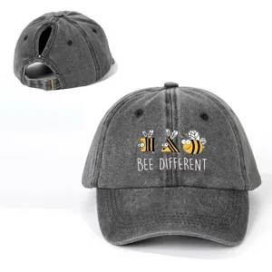 Gewaschene schwarze Ponytail Baseballkappe mit süßem Bienen-Grafikdruck und Text.