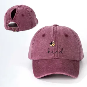 Detailansicht der gewaschenen Zopf-Baseballkappe mit süßem Bienen-Print und verstellbarem Rücken.
