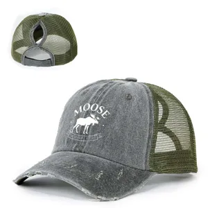 Gorra trucker con coleta desgastada y estampado de alce, malla ajustable y fresca.