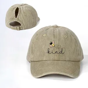 Gewaschene Khaki Zopf Baseballkappe mit süßem Bienen- und Textdruck, verstellbar.
