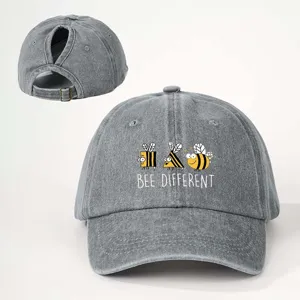 Graue Baseball-Cap aus Denim mit Pferdeschwanz-Öffnung, Bienen-Motiv und Spruch, Freizeithut.