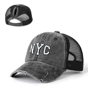 Berretto trucker nero invecchiato con ricamo NYC e retro in rete con foro per coda di cavallo.