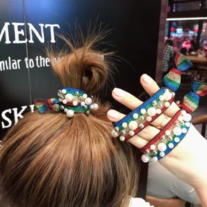 Laccio per capelli in tessuto a righe colorate con perle, elegante accessorio elastico.