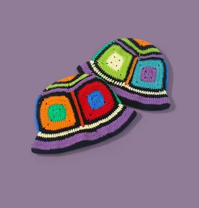 Gros plan sur le bob au crochet coloré fait main avec motif tricoté carré rétro.