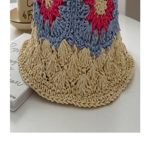 Detailansicht des handgefertigten Häkel-Strohhutes mit Blumen, farbiger Sommer-Anglerhut.