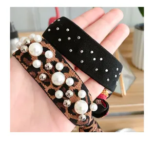 Set di elastici per capelli coreani Dongdaemun con perle leopardate e borchie nere.