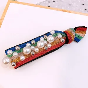 Scrunchie per capelli in tessuto glitterato arc-en-ciel ornato di perle eleganti e argento.