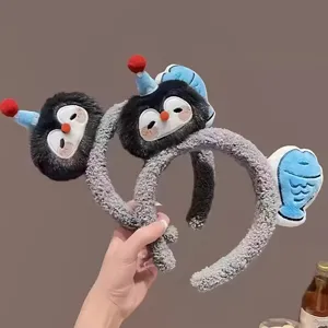 Schattige pinguin pluche haarband met vis detail, zachte grappige cartoon haaraccessoire.