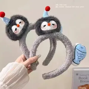 Schattige grijze pluche pinguïn haarband met kleine vis, zachte grappige cartoon haarhoepel.