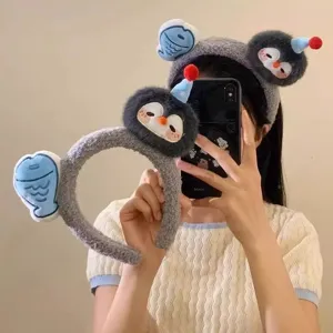 Schattige pluche pinguin haarband met blauwe vis cartoon haaraccessoire zacht grappig
