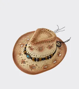Vista detallada del sombrero de paja tejido con cuentas de madera y diseño retro hueco.