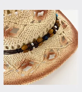 Detalle de sombrero de paja vintage, sombrero de playa de verano con cuentas tejidas.