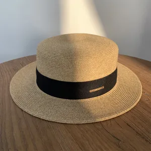 Sombrero de paja plano minimalista con cinta negra y etiqueta de metal, sombrero de sol.