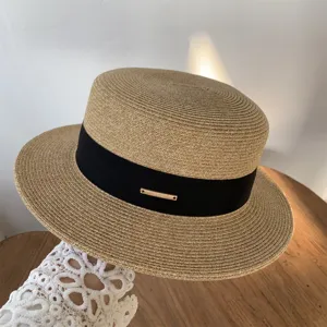 Sombrero de paja tejido con corona plana, cinta negra y placa de metal para verano.