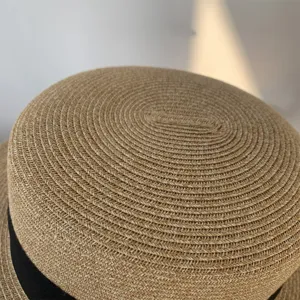 Primer plano detalle de la textura tejida de sombrero de paja, sombrero de verano plano.
