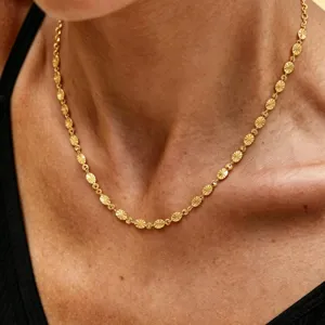 Gold facettierte Scheiben Halskette Detailansicht, elegante Sternenketten Schmuck Damen.