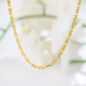 Goldene facettierte Scheiben Halskette Detailansicht, elegante Damen Starlight Choker Schmuck.