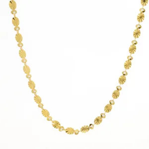 Goldfarbene gemusterte Scheibenketten-Halskette, elegante europäische Modeschmuck-Detailansicht.