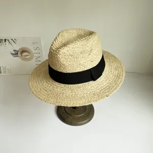 Raffia handgeflochtener Strohhut Detailansicht, klassischer schwarzer Band Fedora fuer Sommerschutz.