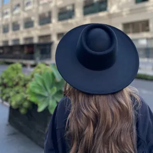 Gedetailleerd overzicht van de zwarte wollen vilt platte fedora hoed, brede rand retro stijl.