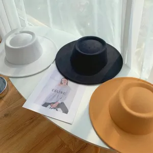 Gedetailleerd overzicht van stijlvolle, brede viltjeden in drie klassieke kleuren.