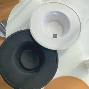 Gedetailleerd overzicht van winter wollen platte rand jazz fedora hoeden in wit en zwart