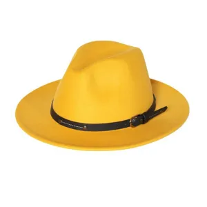 Gele wolvilt fedora hoed detail, vintage jazz pet met zwarte leren riem en metalen gesp sluiting.