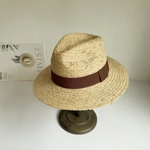 Raffiapstrohhalm Detailansicht, handgeflochtener Sommer Sonnenhut mit braunem Band.