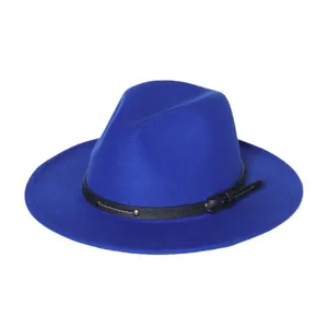 Detail blauwe vilt fedora hoed, retro jazz hoed met lederen gesp voor herfst winter.