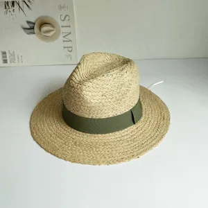 Detailansicht des handgefertigten Sommer Baststrohhuts mit einem schicken gruenen Band.