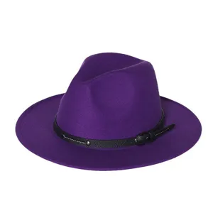 Paarse vilt fedora hoed, elegante paarse jazzhoed met zwarte lederen riem en metalen gesp.