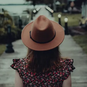 Klassischer brauner Fedora Hut für Damen mit stilvollem schwarzem Gürtel, ideal für den Herbst.