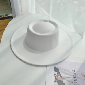 Detailopname van witte wollen vilt platte hoed, elegant herfst winter mode accessoire.