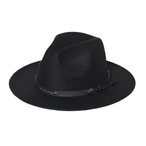 Klassieke zwarte fedora hoed met stijlvolle lederen band en metalen gesp voor herfst.