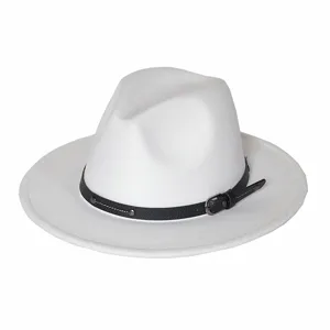 Gedetailleerd overzicht van de witte viltfedora hoed met stijlvolle zwarte lederen riem.
