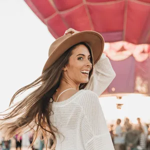 Stilvoller Damen Filzhut mit flacher Krempe in Braun, ideal für modebewusste Outfits im Herbst.