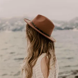 Detailansicht brauner Damen Fedora Hut mit schwarzem Gürtel, britischer Vintage Wollhut.