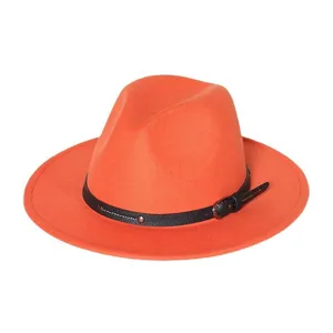 Oranje fedora hoed voor dames heren, stijlvolle jazz hoed met zwarte lederen riem detail.