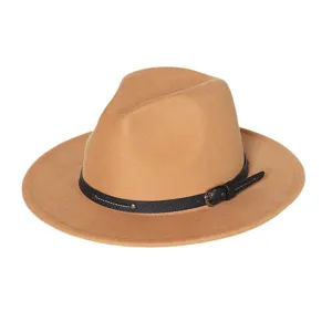 Klassieke kameelkleurige wollen fedora hoed met zwarte lederen riem, ideaal voor herfst en winter.