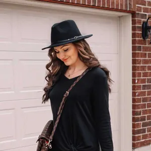 Schwarzer Fedora Hut für Damen mit stilvollem Gürtel, klassischer britischer Look für den Alltag.