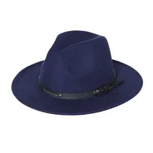 Gedetailleerd overzicht van een stijlvolle donkerblauwe fedora hoed met zwarte riem.