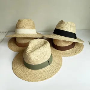 Handgeflochtener Bast-Strohhut mit farbigem Band, stilvoller flacher Fedora für den Sommerurlaub.