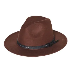 Bruine vilt fedora hoed detail met zwarte lederen band en metalen gesp voor herfst en winter stijl.
