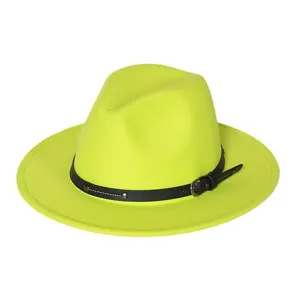Limoengroene wollen fedora hoed met zwart lederen band detail voor stijlvolle herfst.
