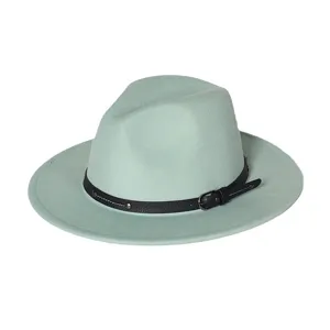 Gedetailleerd overzicht van de mintgroene fedora hoed met zwarte leren gesp en viltstructuur.